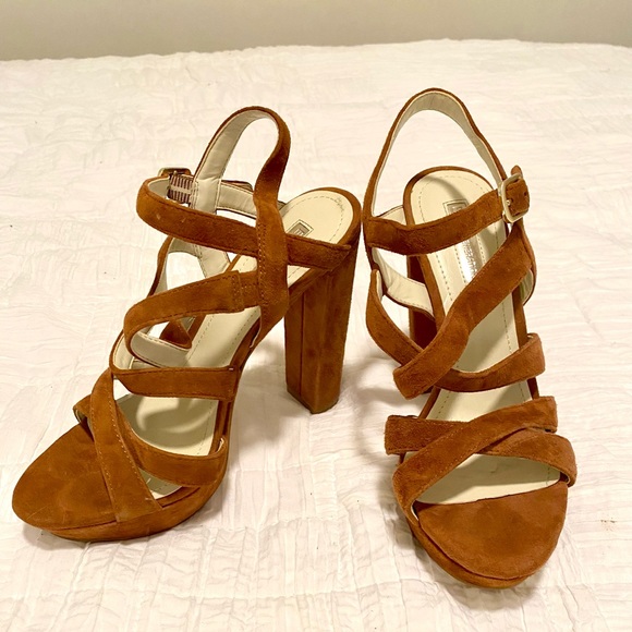 BCBG tan side Platform heel. - Picture 3 of 8
